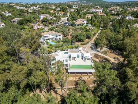 Zeitgenössische Villa in einer sehr schönen und natürlichen Umgebung von Sotogrande Alto, mit Blick auf eine Grünfläche.