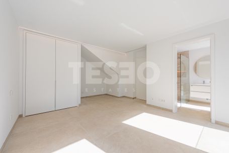 Zeitgenössische Villa in einer sehr schönen und natürlichen Umgebung von Sotogrande Alto, mit Blick auf eine Grünfläche.