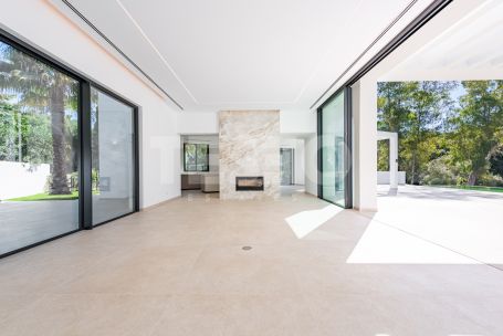 Zeitgenössische Villa in einer sehr schönen und natürlichen Umgebung von Sotogrande Alto, mit Blick auf eine Grünfläche.
