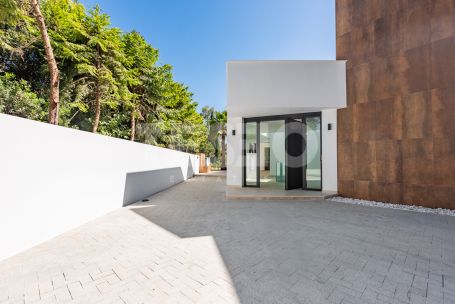 Zeitgenössische Villa in einer sehr schönen und natürlichen Umgebung von Sotogrande Alto, mit Blick auf eine Grünfläche.