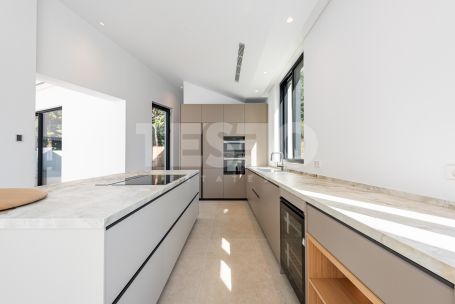 Zeitgenössische Villa in einer sehr schönen und natürlichen Umgebung von Sotogrande Alto, mit Blick auf eine Grünfläche.