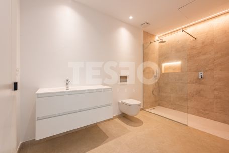 Zeitgenössische Villa in einer sehr schönen und natürlichen Umgebung von Sotogrande Alto, mit Blick auf eine Grünfläche.