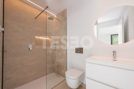 Zeitgenössische Villa in einer sehr schönen und natürlichen Umgebung von Sotogrande Alto, mit Blick auf eine Grünfläche.