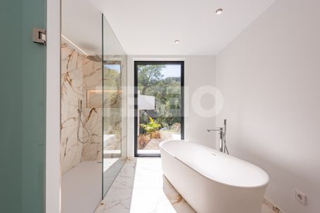 Zeitgenössische Villa in einer sehr schönen und natürlichen Umgebung von Sotogrande Alto, mit Blick auf eine Grünfläche.