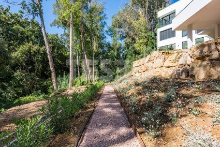 Zeitgenössische Villa in einer sehr schönen und natürlichen Umgebung von Sotogrande Alto, mit Blick auf eine Grünfläche.