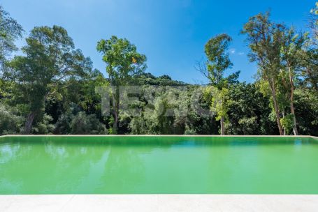 Zeitgenössische Villa in einer sehr schönen und natürlichen Umgebung von Sotogrande Alto, mit Blick auf eine Grünfläche.