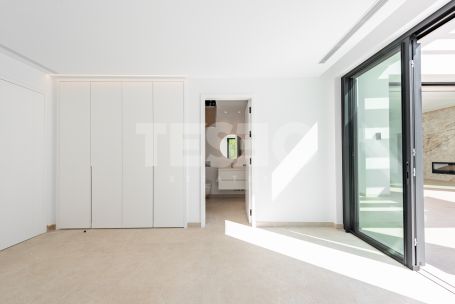 Zeitgenössische Villa in einer sehr schönen und natürlichen Umgebung von Sotogrande Alto, mit Blick auf eine Grünfläche.