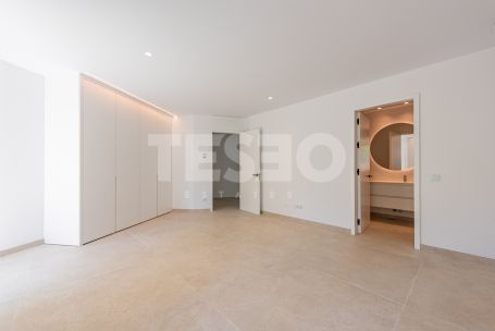 Zeitgenössische Villa in einer sehr schönen und natürlichen Umgebung von Sotogrande Alto, mit Blick auf eine Grünfläche.