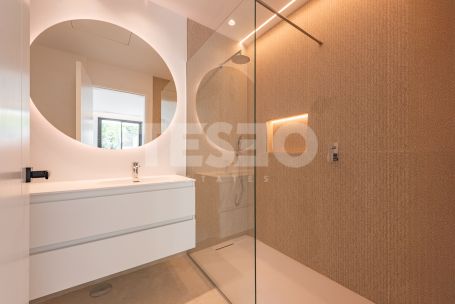 Zeitgenössische Villa in einer sehr schönen und natürlichen Umgebung von Sotogrande Alto, mit Blick auf eine Grünfläche.