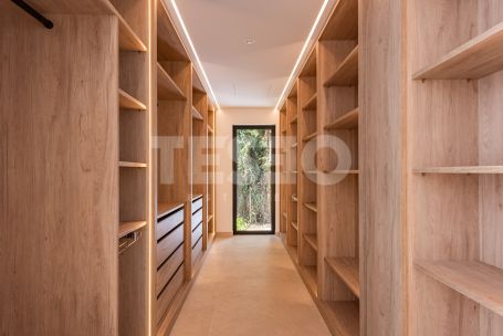 Zeitgenössische Villa in einer sehr schönen und natürlichen Umgebung von Sotogrande Alto, mit Blick auf eine Grünfläche.