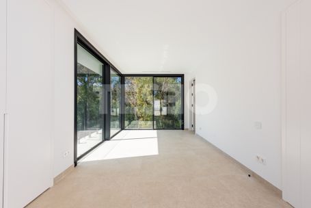 Zeitgenössische Villa in einer sehr schönen und natürlichen Umgebung von Sotogrande Alto, mit Blick auf eine Grünfläche.