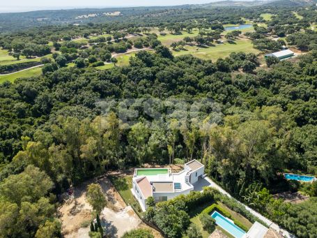 Zeitgenössische Villa in einer sehr schönen und natürlichen Umgebung von Sotogrande Alto, mit Blick auf eine Grünfläche.