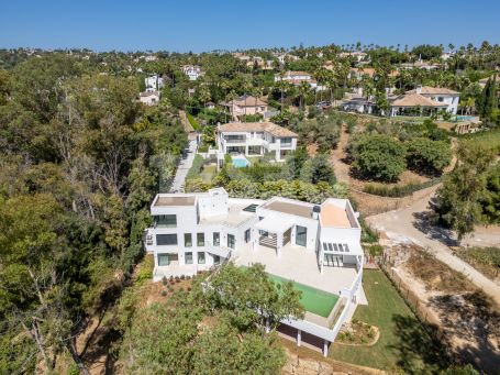 Zeitgenössische Villa in einer sehr schönen und natürlichen Umgebung von Sotogrande Alto, mit Blick auf eine Grünfläche.