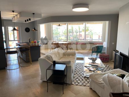 Apartamento con vistas al puerto deportivo y al mar