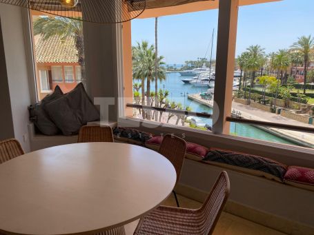 Apartamento con vistas al puerto deportivo y al mar