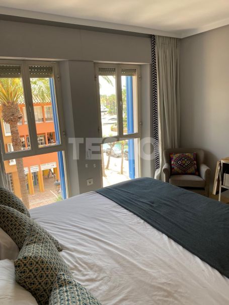 Apartamento con vistas al puerto deportivo y al mar