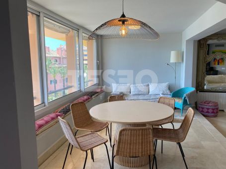 Apartamento con vistas al puerto deportivo y al mar