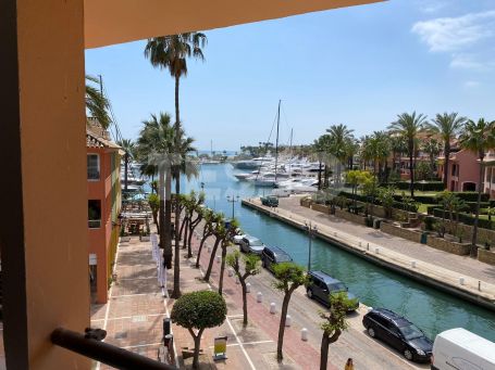 Apartamento con vistas al puerto deportivo y al mar