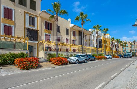 MAGNÍFICO APARTAMENTO DE TRES DORMITORIOS Y TRES BAÑOS, PRIMERA LÍNEA EN LA MARINA DE SOTOGRANDE