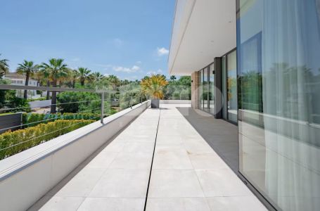 VILLA MENDOZA: Beeindruckende Villa im zeitgenössischen Stil im Herzen der Zone B, Sotogrande Costa