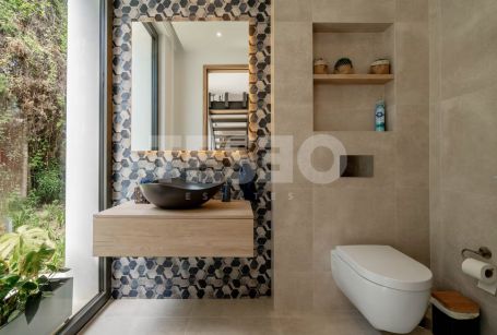 VILLA MENDOZA: Beeindruckende Villa im zeitgenössischen Stil im Herzen der Zone B, Sotogrande Costa