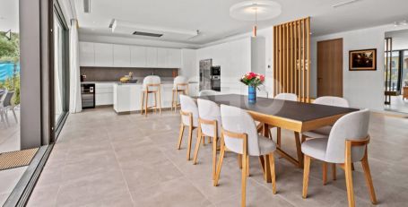 VILLA MENDOZA: Beeindruckende Villa im zeitgenössischen Stil im Herzen der Zone B, Sotogrande Costa
