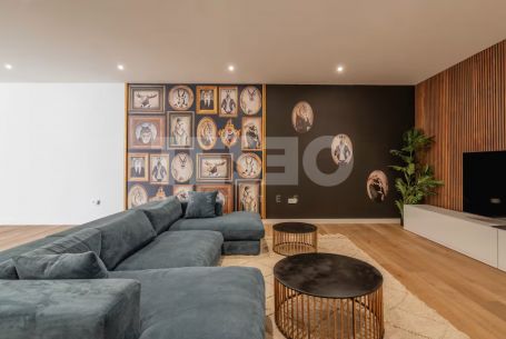 VILLA MENDOZA: Beeindruckende Villa im zeitgenössischen Stil im Herzen der Zone B, Sotogrande Costa