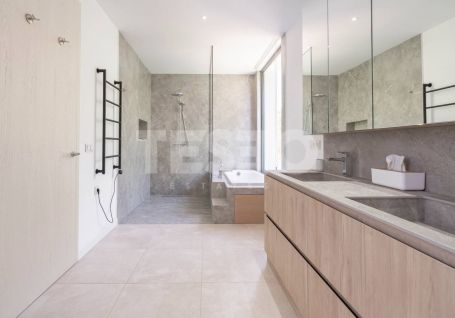 VILLA MENDOZA: Beeindruckende Villa im zeitgenössischen Stil im Herzen der Zone B, Sotogrande Costa