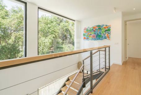 VILLA MENDOZA: Beeindruckende Villa im zeitgenössischen Stil im Herzen der Zone B, Sotogrande Costa