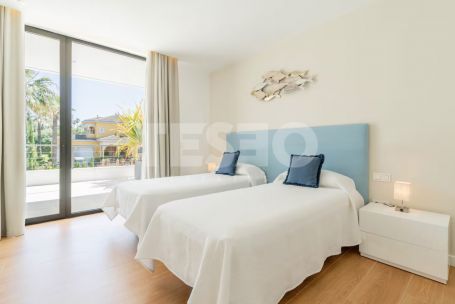 VILLA MENDOZA: Beeindruckende Villa im zeitgenössischen Stil im Herzen der Zone B, Sotogrande Costa