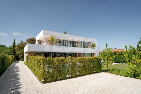 VILLA MENDOZA: Beeindruckende Villa im zeitgenössischen Stil im Herzen der Zone B, Sotogrande Costa