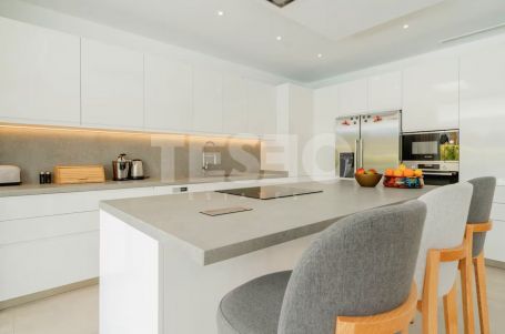 VILLA MENDOZA: Beeindruckende Villa im zeitgenössischen Stil im Herzen der Zone B, Sotogrande Costa