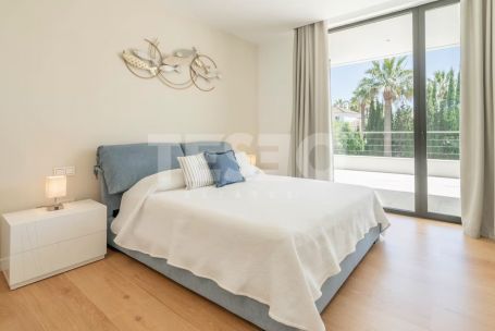 VILLA MENDOZA: Beeindruckende Villa im zeitgenössischen Stil im Herzen der Zone B, Sotogrande Costa