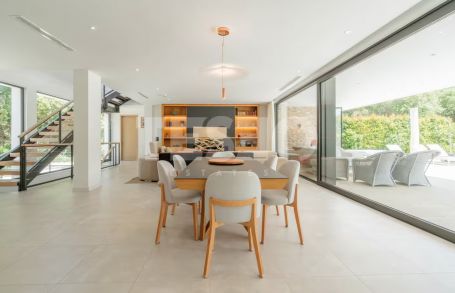 VILLA MENDOZA: Beeindruckende Villa im zeitgenössischen Stil im Herzen der Zone B, Sotogrande Costa