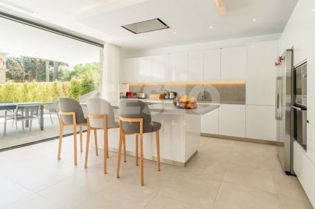 VILLA MENDOZA: Beeindruckende Villa im zeitgenössischen Stil im Herzen der Zone B, Sotogrande Costa