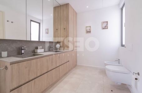 VILLA MENDOZA: Beeindruckende Villa im zeitgenössischen Stil im Herzen der Zone B, Sotogrande Costa