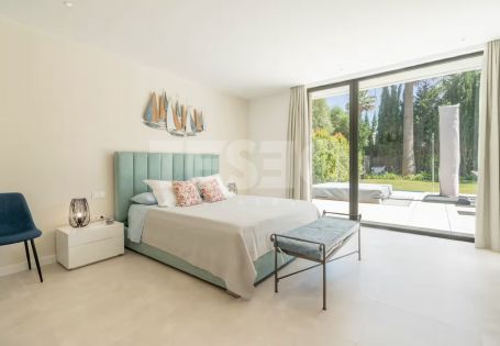 VILLA MENDOZA: Beeindruckende Villa im zeitgenössischen Stil im Herzen der Zone B, Sotogrande Costa