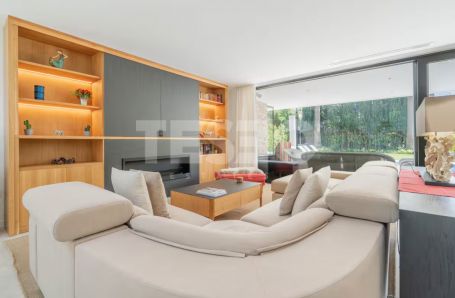 VILLA MENDOZA: Beeindruckende Villa im zeitgenössischen Stil im Herzen der Zone B, Sotogrande Costa