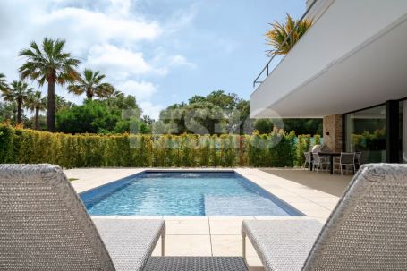 VILLA MENDOZA: Beeindruckende Villa im zeitgenössischen Stil im Herzen der Zone B, Sotogrande Costa