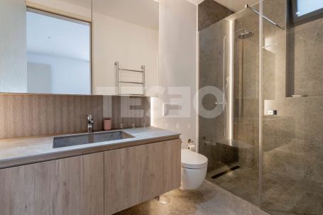 VILLA MENDOZA: Beeindruckende Villa im zeitgenössischen Stil im Herzen der Zone B, Sotogrande Costa