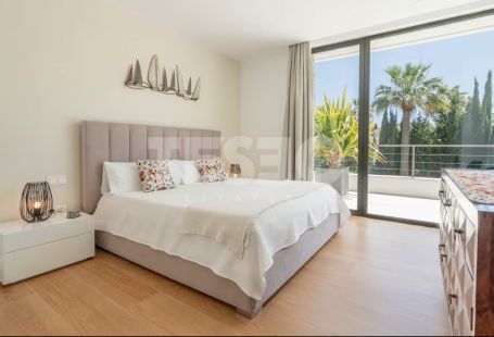 VILLA MENDOZA: Beeindruckende Villa im zeitgenössischen Stil im Herzen der Zone B, Sotogrande Costa