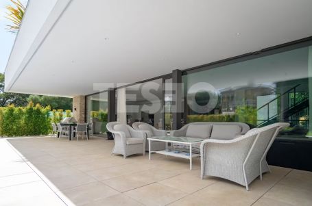 VILLA MENDOZA: Beeindruckende Villa im zeitgenössischen Stil im Herzen der Zone B, Sotogrande Costa