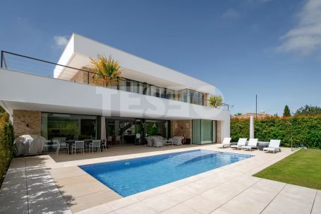 VILLA MENDOZA: Beeindruckende Villa im zeitgenössischen Stil im Herzen der Zone B, Sotogrande Costa