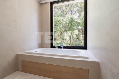 VILLA MENDOZA: Beeindruckende Villa im zeitgenössischen Stil im Herzen der Zone B, Sotogrande Costa