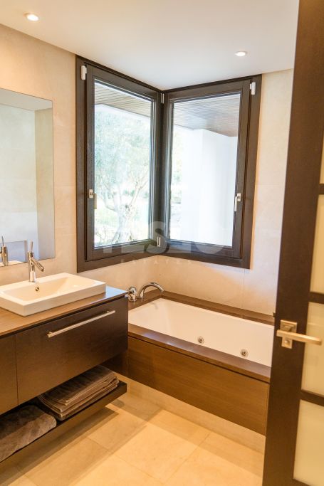 Exclusivo apartamento con jardin en Hacienda de Valderrama, Sotogrande Alto