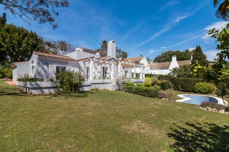 Villa en venta recientemente renovada en Sotogrande alto.