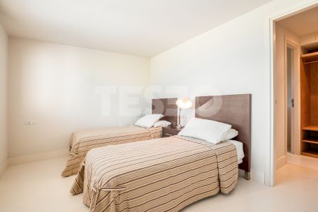 CONTEMPORARY VILLA WITH UNIQUE VIEWS TO THE GOLF COURSE AND BORDERING THE NEW HOTEL SO SOTOGRANDE
