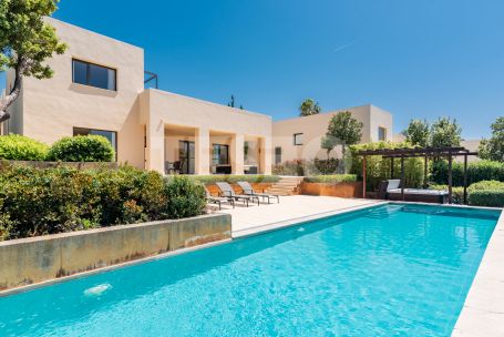 CONTEMPORARY VILLA WITH UNIQUE VIEWS TO THE GOLF COURSE AND BORDERING THE NEW HOTEL SO SOTOGRANDE