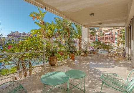 Großes, elegant möbliertes Apartment auf einer der besten Inseln der Marina de Sotogrande.