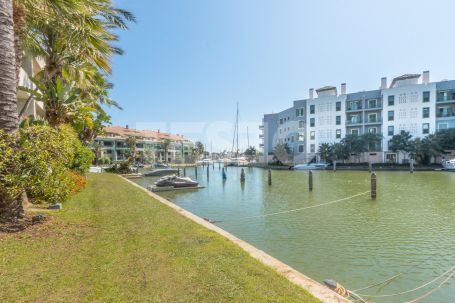 Apartamento de gran tamaño, elegantemente amueblado, en una de las mejores Islas de La Marina de Sotogrande